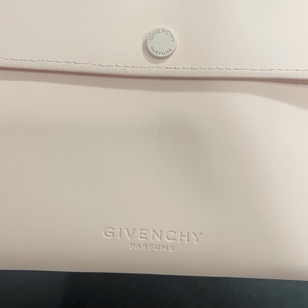 Givenchy - Picture 3 of 4